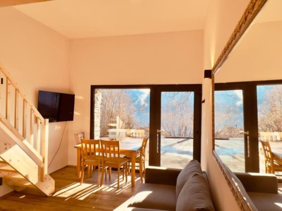 Chic Small New Apartment Up To 4 People, Pets Allowed Ланс Экстерьер фото
